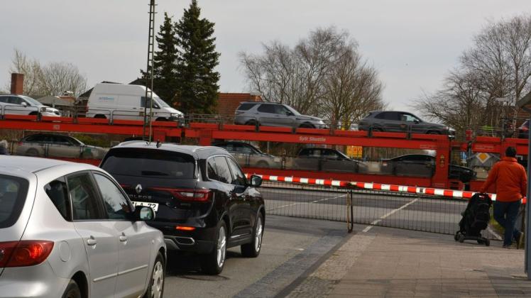 Lange Wartezeiten am Übergang Gather Landstraße: Der Bau einer Brücke soll diese Behinderung für viele Verkehrsteilnehmer beseitigen.