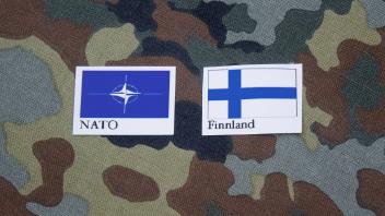 Flaggen der NATO und von Finnland Flaggen der NATO und von Finnland, 09.04.2022, Borkwalde, Brandenburg, Auf einem Tarns