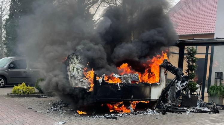 Bei Ankunft der Einsatzkräfte stand der Imbisswagen bereits vollständig in Flammen. 