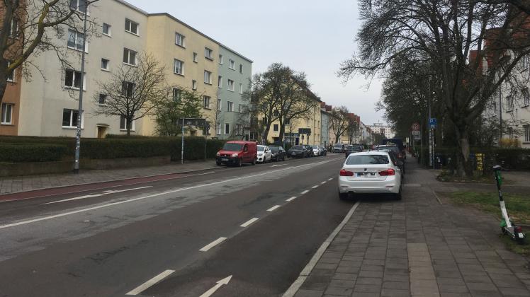 Die Fahrbahn der Karl-Marx-Straße in Rostock stadtauswärts wird wegen Bauarbeiten gesperrt.