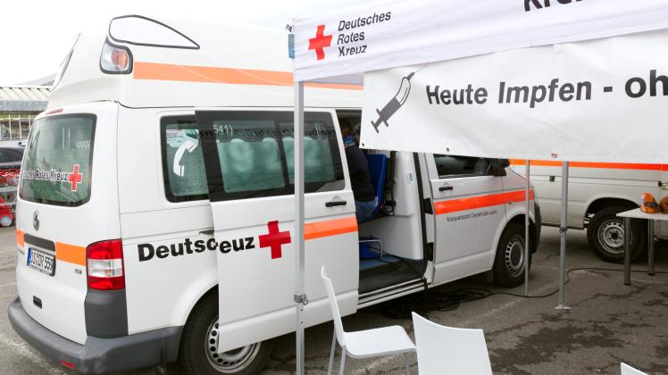 Ein DRK-Bus wurde auf dem Toom-Parkplatz in Georgsmarienhütte zum Impfzentrum. Ein DRK-Bus wurde auf dem Baumarktparkplatz zum Impfzentrum.
