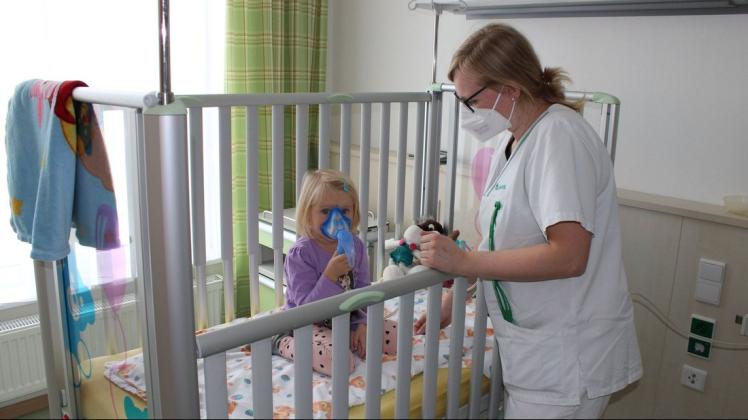 Die erste Patientin auf der neuen Kinderstation im Krankenhaus Parchim nach der Wiedereröffnung im Vollbetrieb im Oktober, betreut von Stationsleiterin Konstanze Eltermann.
