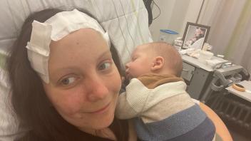 Jana Wendig im Krankenhaus mit ihrem Sohn Moritz