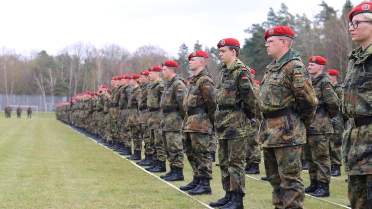 Rekruten haben auf dem Sportplatz der Hagenower Kaserne Aufstellung zu ihrem Gelöbnis genommen. Der Ton ist auch bei der Armee ernsthafter geworden.