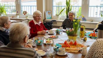 Die Senioren der Diakonie-Tagespflege in Güstrow tauschen sich über bekannte und unbekannte Osterbräuche aus.