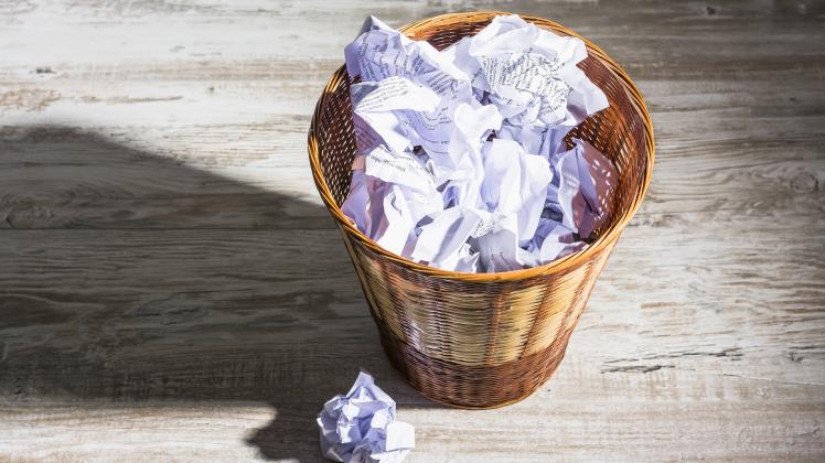 Bevor Sie ausmisten, sollten Sie bei Versicherungspapieren besonders vorsichtig sein. Symbolbild Voller Papierkorb und zerknülltes Papier von oben Aufsicht Büropapier *** Icon image Fu