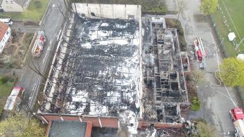 Eine Drohnenaufnahme zeigt das ganze Ausmaß der Zerstörung nach dem Brand in Schleptrup.