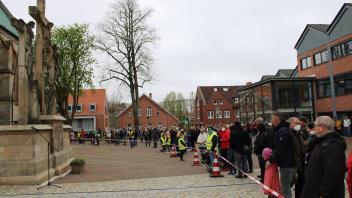 Viele Bürger versammelten sich an der Propsteikirche in Meppen