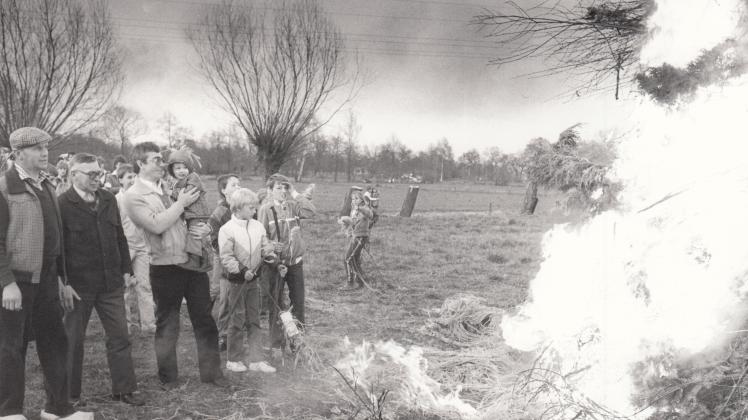 Ostern 1984: Auch in Heidkrug wurde ein Osterfeuer entzündet.