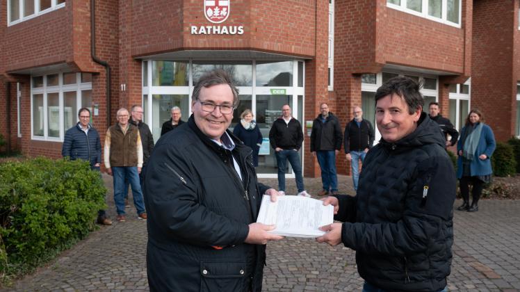 Bürgermeisterkandidat Torsten Dimek übergibt dem Glandorfer Wahlleiter Jürgen Leimkühler seine Unterstützerunterschriften.