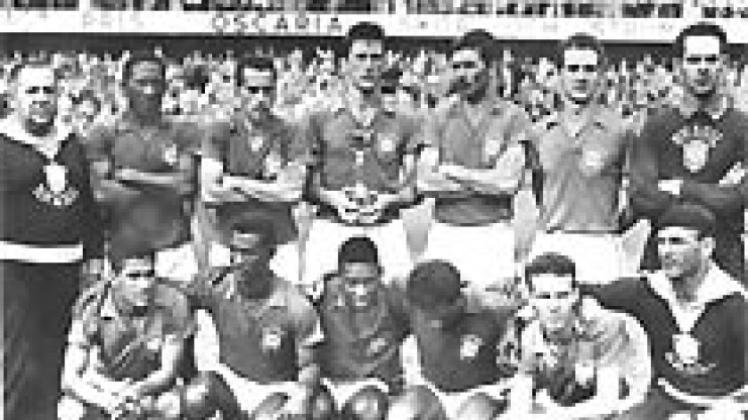 Weltmeister 1958: Brasilien (stehend, von links): Trainer Vicente Feola, Djalma Santos, Zito, Kapitän Luiz Bellini, Nilton Santos, Orlando und Gilmar sowie (hockend, von links) Garrincha, Didi, Pelé, Vavá und Mario Zagalo.