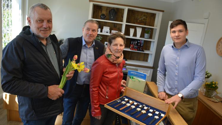 Begrüßung in Malliß: Paul Henrik Tiedcke eröffnet Geschäft in Malliß. Bürgermeister und Vertreter des Gewerbevereins gehören zu den ersten Besuchern.