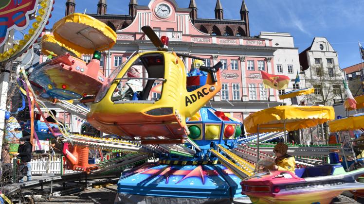 Der Ostermarkt in Rostock hat über die Festtage vielen Gästen Freude beschert. Das großartige Wetter hat seinen Teil zur guten Stimmung beigetragen. 
