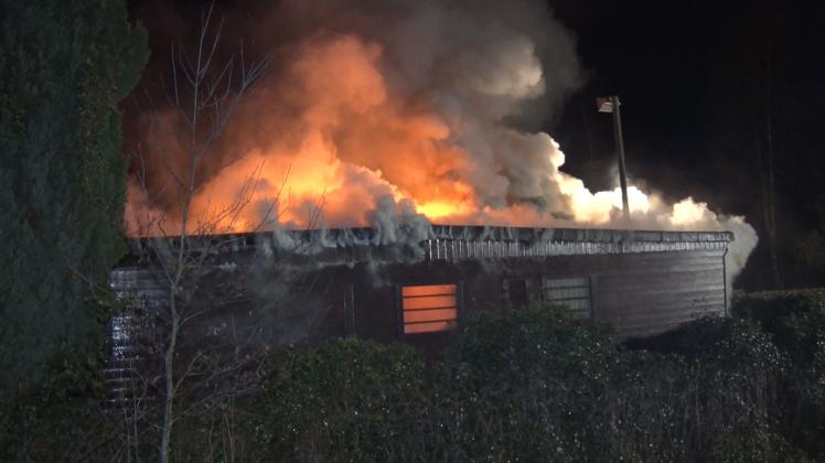 Die Feuerwehr war am Samstag mit 20 Einsatzkräften bei einem Brand einer Holzhütte. Brand Hundeclub Lingen