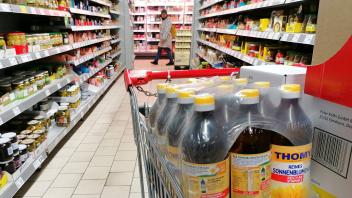 Berlin - Deutschland. Eine Lieferung Sonnenblumenöl wartet darauf, ins Regal geräumt zu werden.