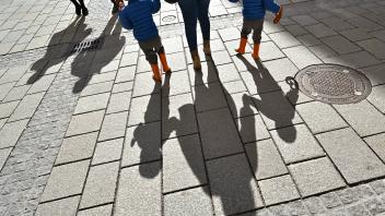 Geborgenheit . Schatten einer jungen Familie. Salzburg Salzburg Österreich *** Security shadow of a young family Salzbur