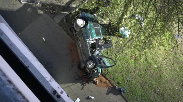 Auto stürzt aus Parkhaus in die Tiefe - zwei junge Männer tot
