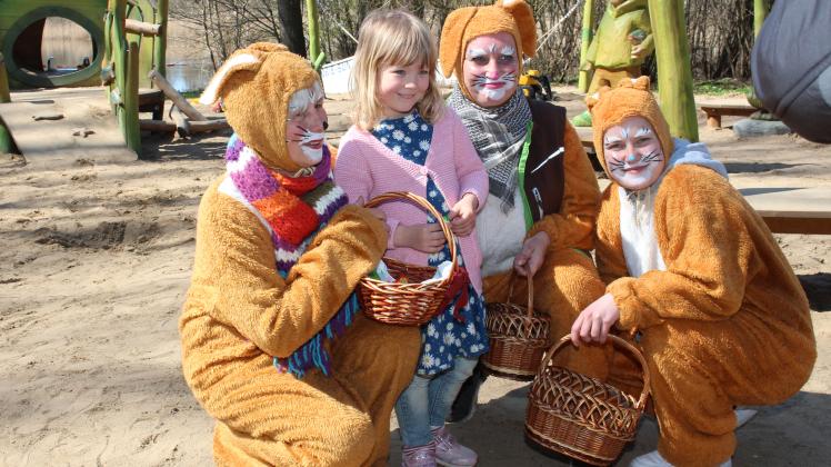 Die schönsten Bilder aus dem Wildpark MV Die drei Osterhasen auf dem neuen Spielplatz mit Nele Büßers