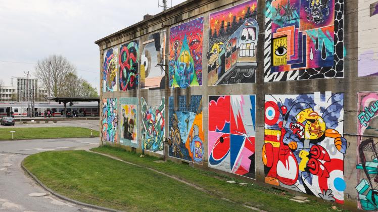Ein Stehimweg als Kunstobjekt: Der Hochbunker am Osnabrücker Hauptbahnhof wurde 2021 an drei Seiten farbig dekoriert. Hochbunker am Osnabrücker Hauptbahnhof. Zivilschutz in Osnabrück: Keine Bunker, keine Sirenen. Ändert sich das jetzt? Foto: Michael Gründel