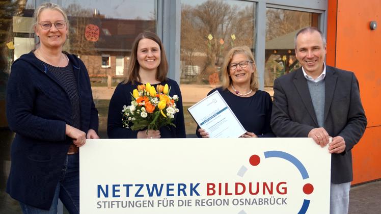 Den Preis überreichten Ina Eversmann (links) von der Bildungsstiftung für Kinder und Jugendliche im Osnabrücker Nordland und Michael Prior (rechts) von der Friedel & Gisela Bohnenkamp-Stiftung und Sprecher des Netzwerks Bildung an Jugendpflegerin Anna Feldmann (Zweiter von links) und Samtgemeindebürgermeisterin Hildegard Schwertmann-Nicolay. Neuenkirchen, Preis des Netzwerks Bildung für Beteiligungsprojekte der Samtgemeinde Neuenkirchen; von links: Ina Eversmann (Bildungsstiftung für Kinder und Jugendliche im Osnabrücker Nordland), Anna Feldmann (Jugendpflege Neuenkirchen), Hildegard Schwertmann-Nicolay (Bürgermeisterin Samtgemeinde Neuenkirchen), Michael Prior (Friedel & Gisela Bohnenkam-Stiftung und Sprecher des Netzwerks Bildung); Neuenkirchen; Foto: Netzwerk Bildung