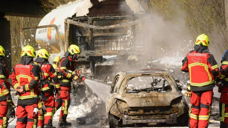 Bei Ratzeburg brannten der Lkw ein SUV und ein Kleinwagen komplett aus.