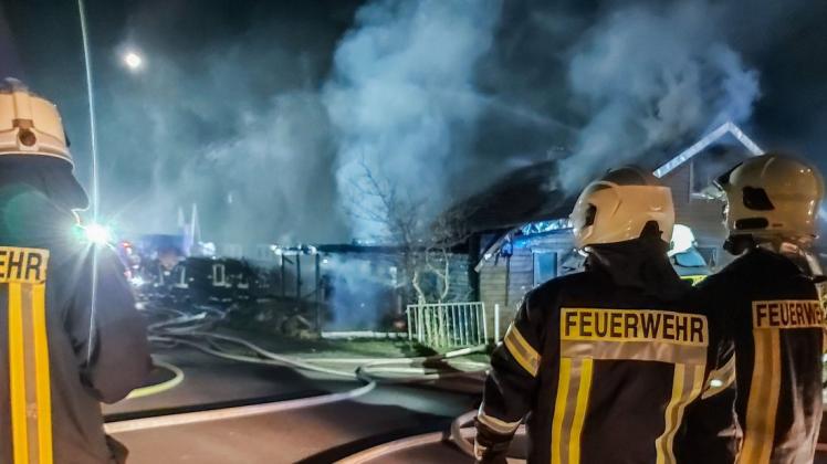 Ein Holzhaus in Holzdorf fing in der Nacht von Ostersonntag auf Ostermontag aus bislang ungeklärter Ursache Feuer.