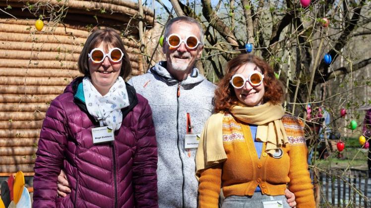 Bei der Bienenstation hilft die Familie Eichhorn, Birgit (62), Axel (62) und Cora (30), die Osterrallye zu einem spannenden und informativen Erlebnis für die Kinder zu machen. Durch die Brillen können sie die Umgebung als Biene wahrnehmen.