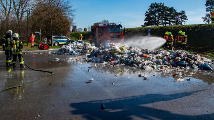 Plastikmüll geriet aus noch ungeklärter Ursache in einem Müllwagen in Brand. Der Fahrer reagierte schnell und entlud das brennende Material am Ende einer Straße. Die Feuerwehr konnte dann schnell löschen.