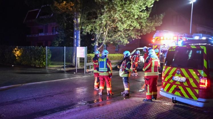 Bei einem Wohnungsbrand in der Schmiedestraße in Scharbeutz haben Einsatzkräfte einen Mann aus einer verqualmten Ferienwohnung gerettet.