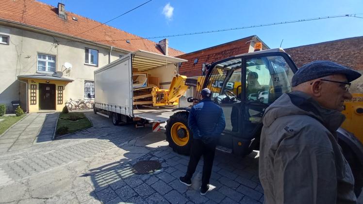 Ausgeladen wurde ein Lkw mit Hilfsgütern in der polnischen Stadt Krzanowice, die für das dortige Alten- und Pflegeheim bestimmt sind.