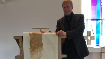 Pastor Klaus Dietrich zeigt das neue Kanzelantependium, das Ostern übergeben wird.