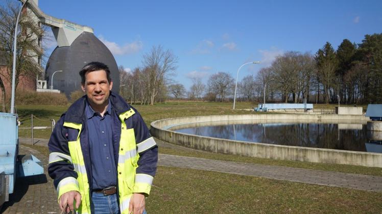 Stefan Buche, Betriebsleiter des Eigenbetriebs der Abwasserbeseitigung der Stadt Rendsburg, zwischen zwei Becken für die chemische Beseitigung von Phosphor.