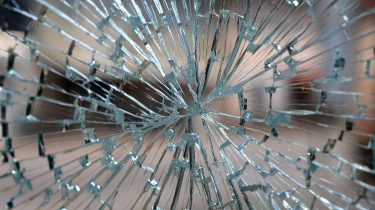 Zerstörte Glasscheibe: Die Polizei sucht Zeugen einer Sachbeschädigung in Glückstadt.