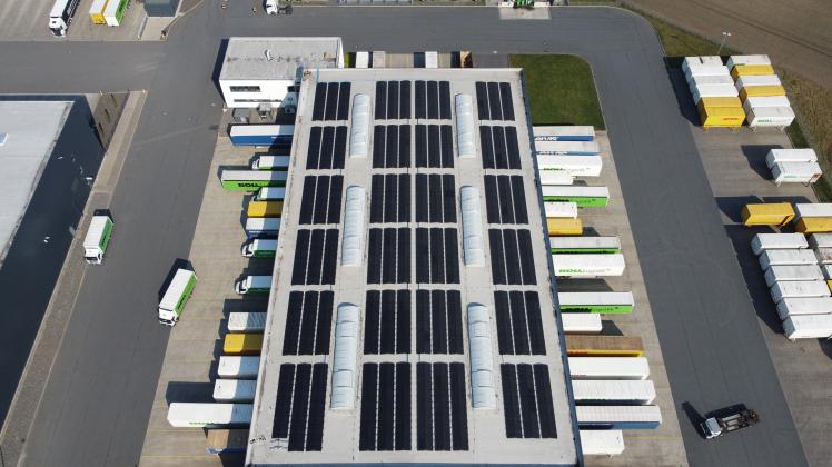 Die Bifazial-Module auf dem Hallendach der Spedition BOLL erzeugen knapp 265.000kWh/Jahr Solarstrom. 