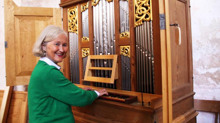 Oft kommt Stefanie von Laer allein in die Kirche und spielt mit Leidenschaft nur für sich auf dem Orgel-Positiv. Aber auch zu den Gottesdiensten spielt sie die Richborn-Orgel.