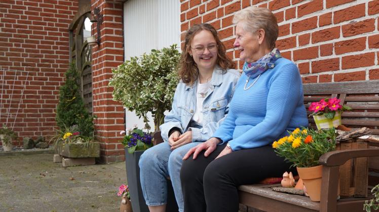 Jule Völlering und ihre Oma Änni Völlering sitzen im Sommer gerne zusammen auf der Bank und schauen, wer alles an ihrem Haus in Meppen-Rühle vorbeikommt. 