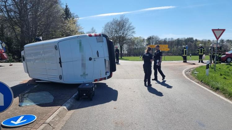 Ein Zusammenstoß in Merzen warf einen Transporter komplett aus der Bahn.