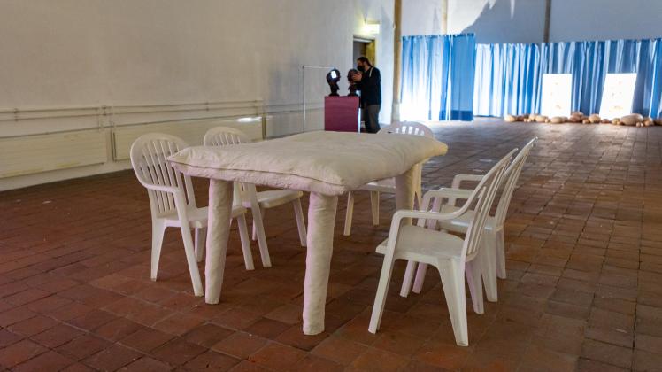 Sieht unscheinbar aus, hat es aber in sich: „The Table That Eats Itself“, der sich selbst aufessende Tisch von Valentina Karga. #emaf2022 Ausstellungsrundgang