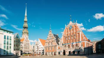 St. Peter&apos;s Church And House Of The Blackheads In Riga, Latvia. Sunny Summer Day With Blue Sky. Famous Landmark. Old Architecture. Travel Destination. Nobody. Town Hall Square. (Ryhor Bruyeu)