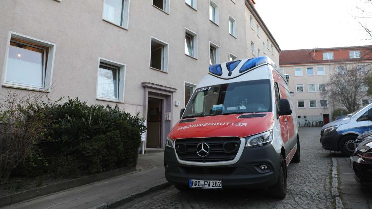 In einer Rostocker Wohnung in der Östlichen Altstadt wurden am Dienstagabend die Leichen eines älteren Ehepaares gefunden.