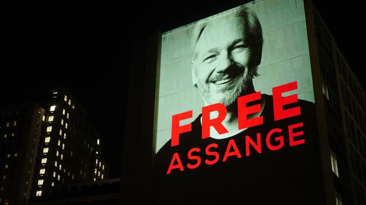 Projektion von Julian Assange in London