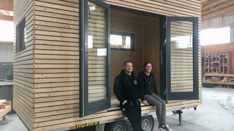 Zimmermann Sascha Abraham und Stefanie Rolefs von der Firma Holzraum sind stolz auf das Tiny House „Lisa“ in der Montagehalle der Zimmerei K+S in Bippen. Sieben Quadratmeter klein ist es. die Variante mit zwölf Quadratmetern trägt den Namen „Lasse“.