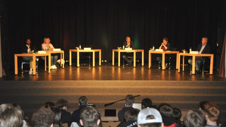 Die Teilnehmer der Podiumsdiskussion an der Jungmannschule (von links): Aminata Touré (Grüne), Jette Waldinger-Thiering (SSW), Dr. Thilo Rohlfs (FDP), Felix Siegmon (CDU) und Jörg Nobis (AfD). SPD-Kandidat Jannis Schatte ist nicht erschienen.