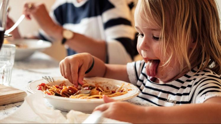 Portrait of little girl eating Spaghetti model released Symbolfoto WFF00369