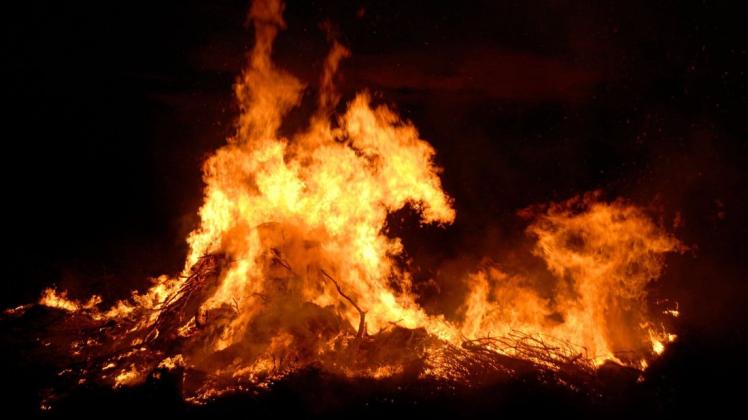Überreste eines Osterfeuers sorgten für starken Rauch in Herzhorn.