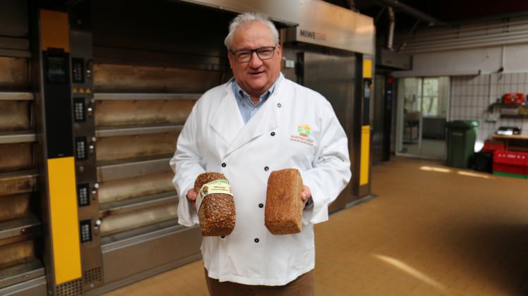 Bäckermeister Manfred Ickert präsentiert zwei seiner besten Brote. Der Neuhauser hat schon sehr früh auf regionale Kreisläufe gesetzt und macht damit weiter. 