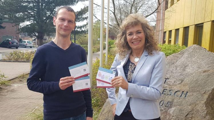 Bürgermeisterin Sabine Kählert und Stadtplaner Oliver Kath hoffen auf eine breite Beteiligung an der Bürgerbefragung. Dazu werden alle Haushalte per Postkarte eingeladen.