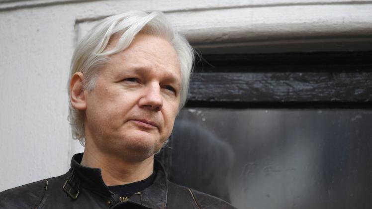 (FILES) In this file photo taken on May 19, 2017 Wikileaks founder Julian Assange speaks on the balcony of the Embassy of Ecuador in London. - WikiLeaks founder Julian Assange and his fiancee Stella Moris get married on March 23, 2022, at the high-security London prison where he is being held during his extradition case. Assange, 50, is fighting attempts to remove him from the UK to face trial in the United States over the publication of secret files relating to the wars in Iraq and Afghanistan. (Photo by Justin TALLIS / AFP)