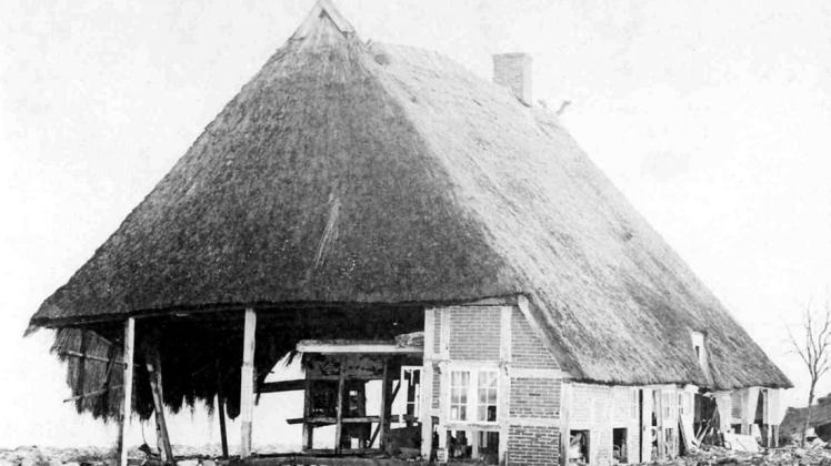 Eine bei der Sturmflut zerstörte Reetdachkate in Niendorf an der Ostsee, eine Aufnahme aus dem Jahr 1872.
Source Reproduktion aus einer Zeitung aus dem Bestand des Gemeindearchivs Timmendorfer Strand