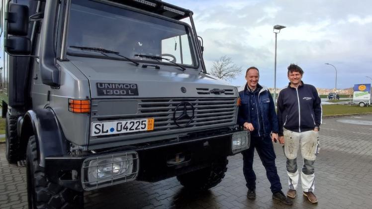 Ab jetzt ein Wohnmobil: Sachverständiger Matthias Thrö (li.) und Besitzer Jan Egdorf mit dem 31 Jahre alten Unimog.